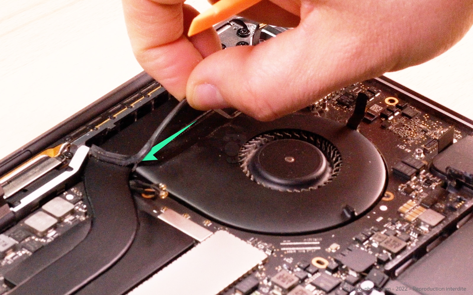 Changement batterie sur Macbook Pro 15 pouces A1707 EMC 3072 - 2016 photo 1