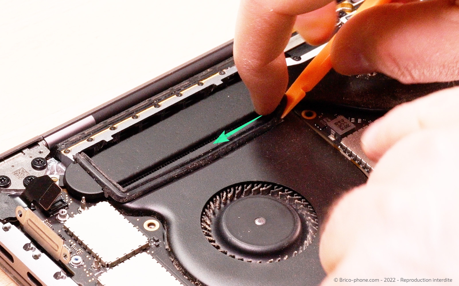 Changement batterie sur Macbook Pro 15 pouces A1707 EMC 3072 - 2016 photo 2