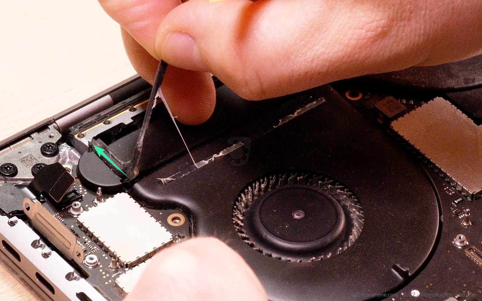 Changement batterie sur Macbook Pro 15 pouces A1707 EMC 3072 - 2016 photo 4