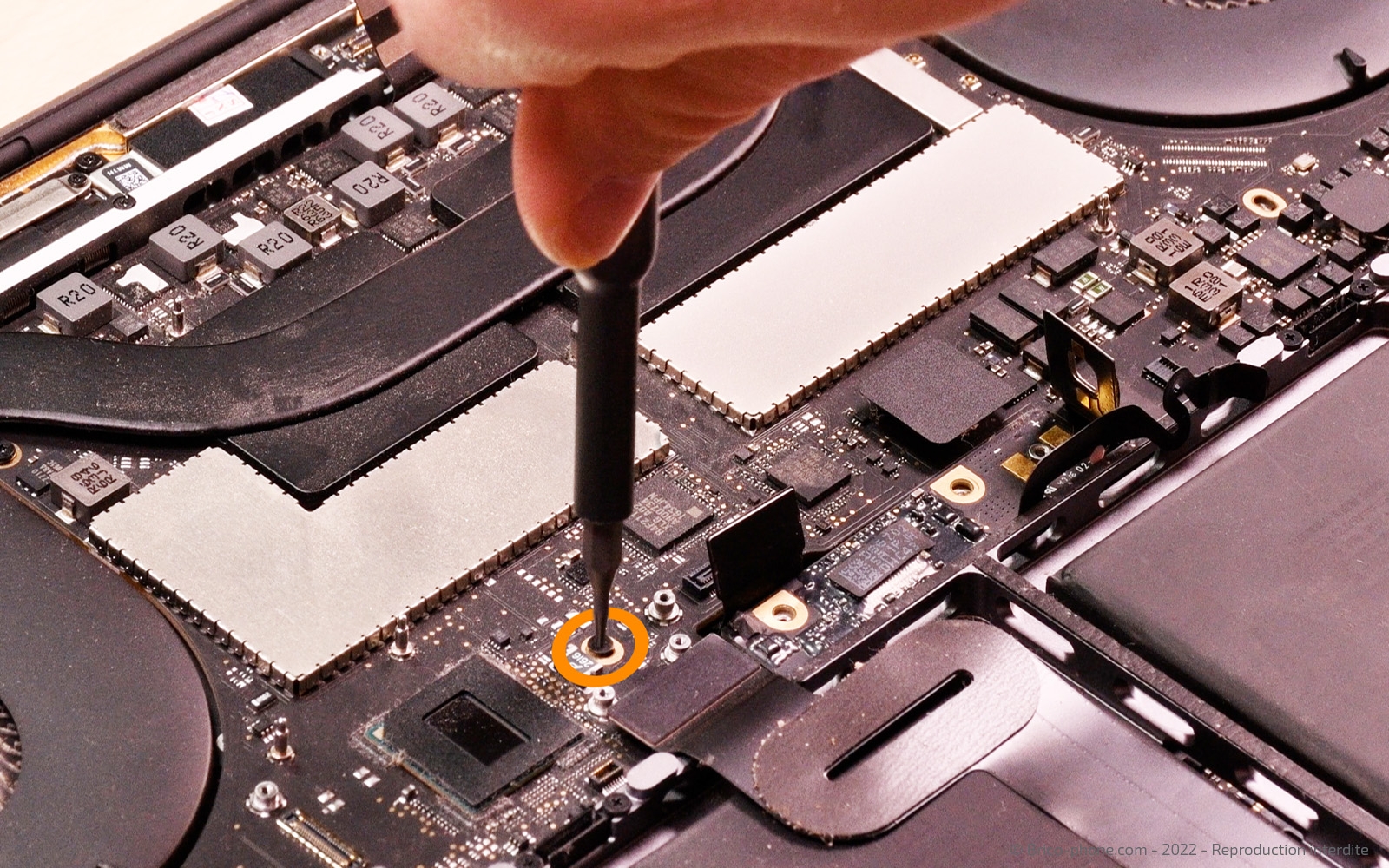 Changement batterie sur Macbook Pro 15 pouces A1707 EMC 3072 - 2016 photo 4