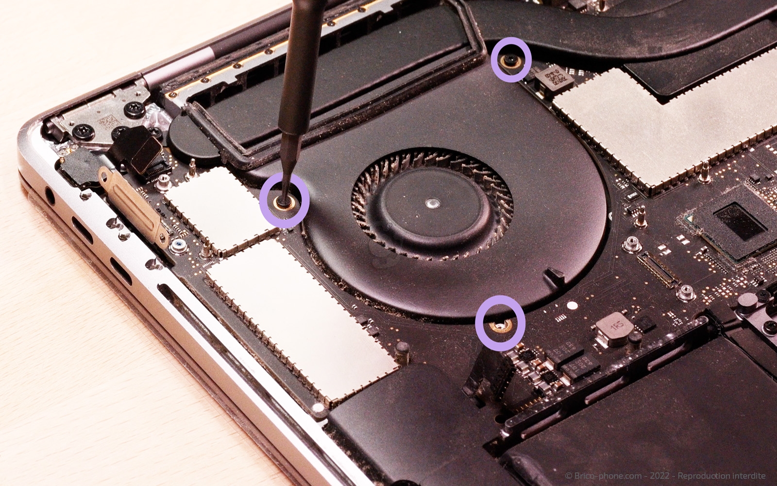 Changement batterie sur Macbook Pro 15 pouces A1707 EMC 3072 - 2016 photo 1