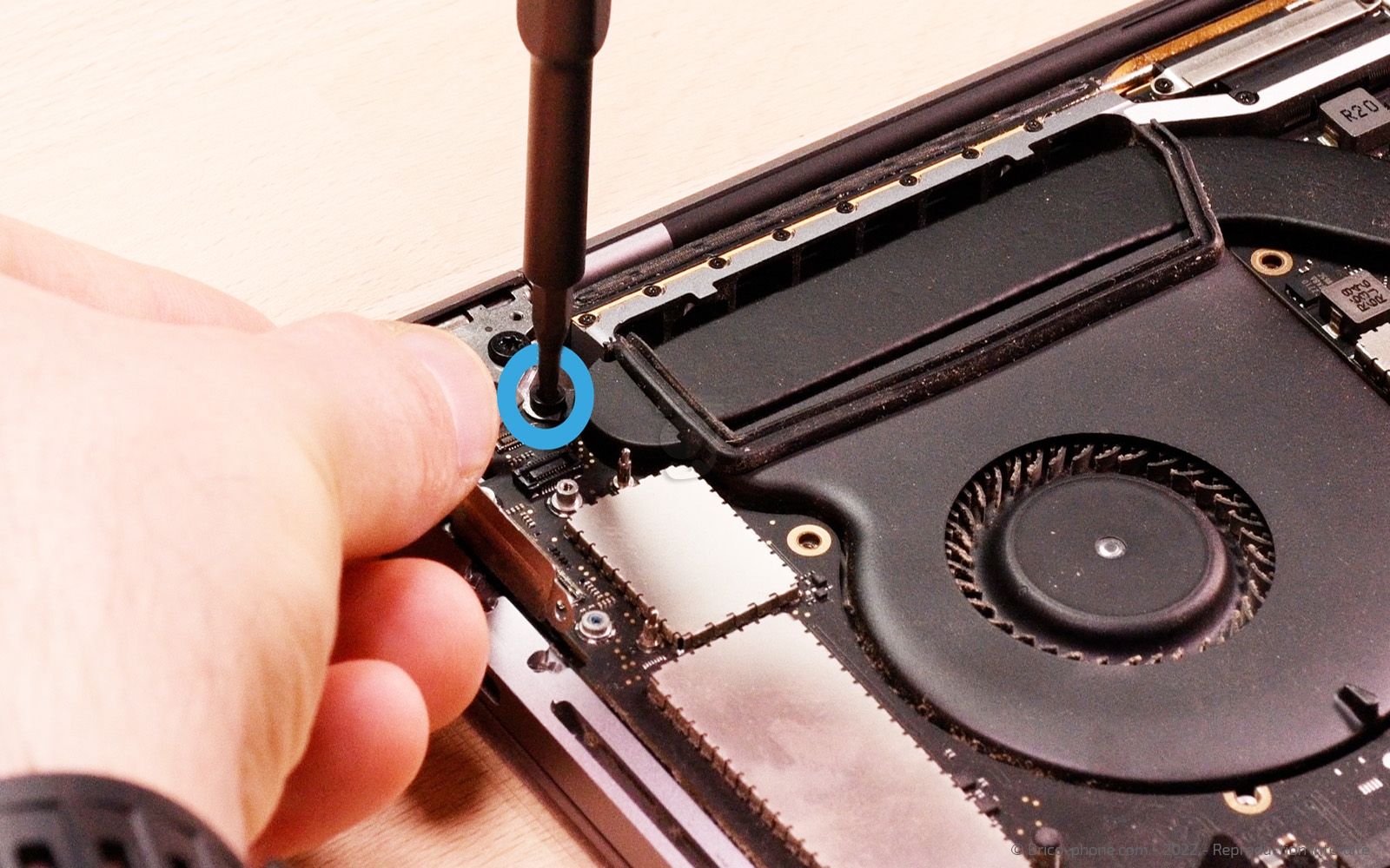 Changement batterie sur Macbook Pro 15 pouces A1707 EMC 3072 - 2016 photo 2