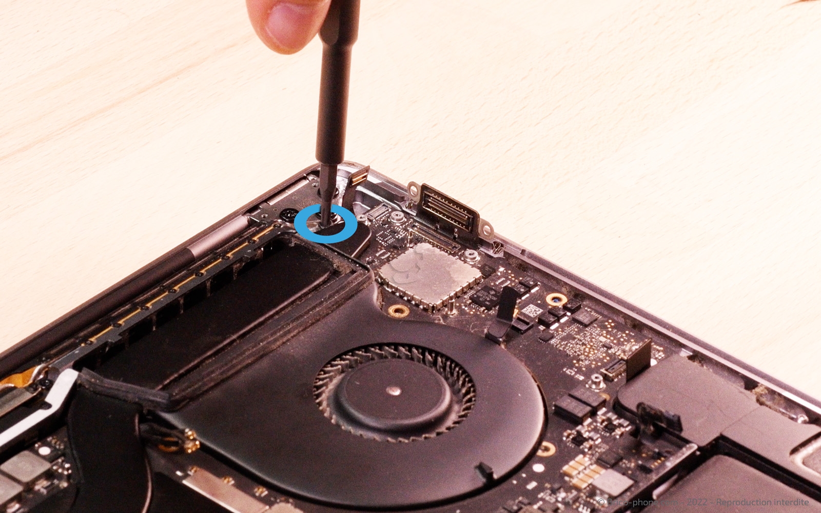 Changement batterie sur Macbook Pro 15 pouces A1707 EMC 3072 - 2016 photo 3