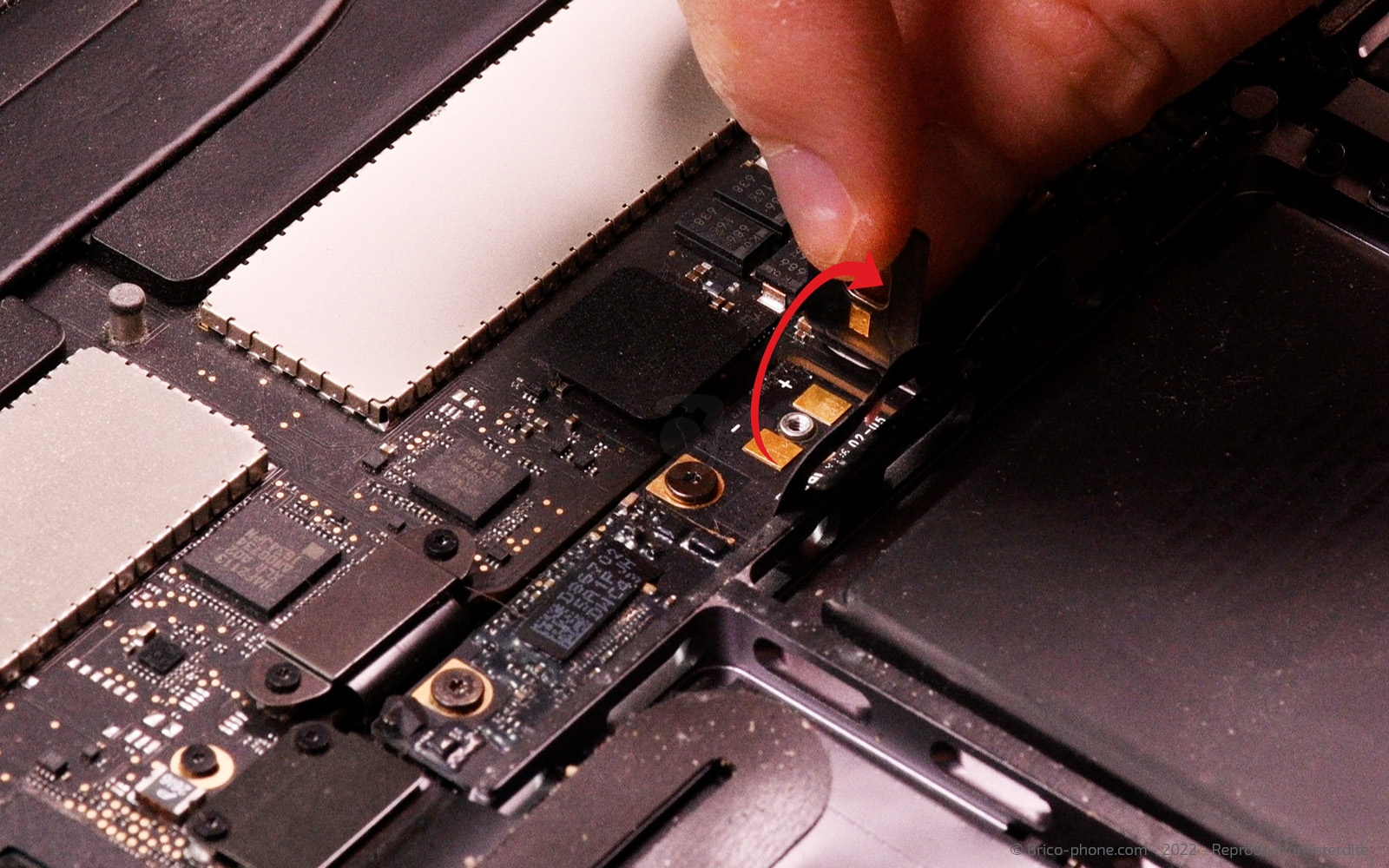 Changement batterie sur Macbook Pro 15 pouces A1707 EMC 3072 - 2016 photo 3