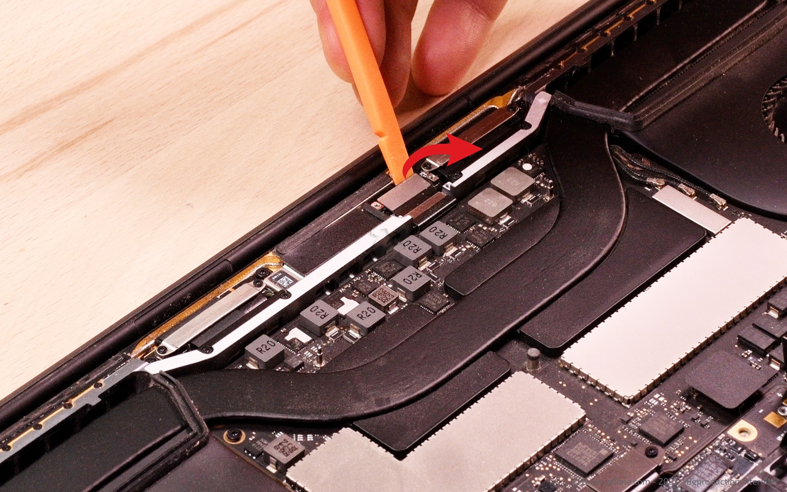 Changement batterie sur Macbook Pro 15 pouces A1707 EMC 3072 - 2016 photo 4