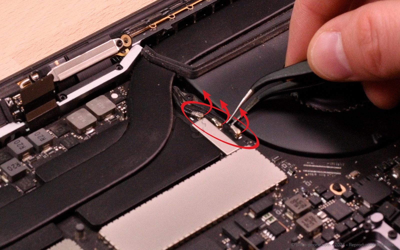 Changement batterie sur Macbook Pro 15 pouces A1707 EMC 3072 - 2016 photo 1