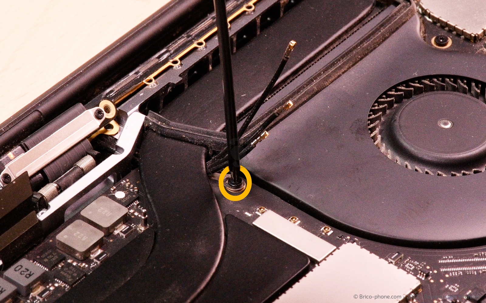 Changement batterie sur Macbook Pro 15 pouces A1707 EMC 3072 - 2016 photo 2