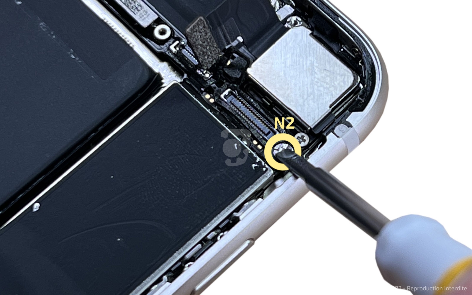 Remplacer le connecteur de charge  sur iPhone SE 2022 photo 2