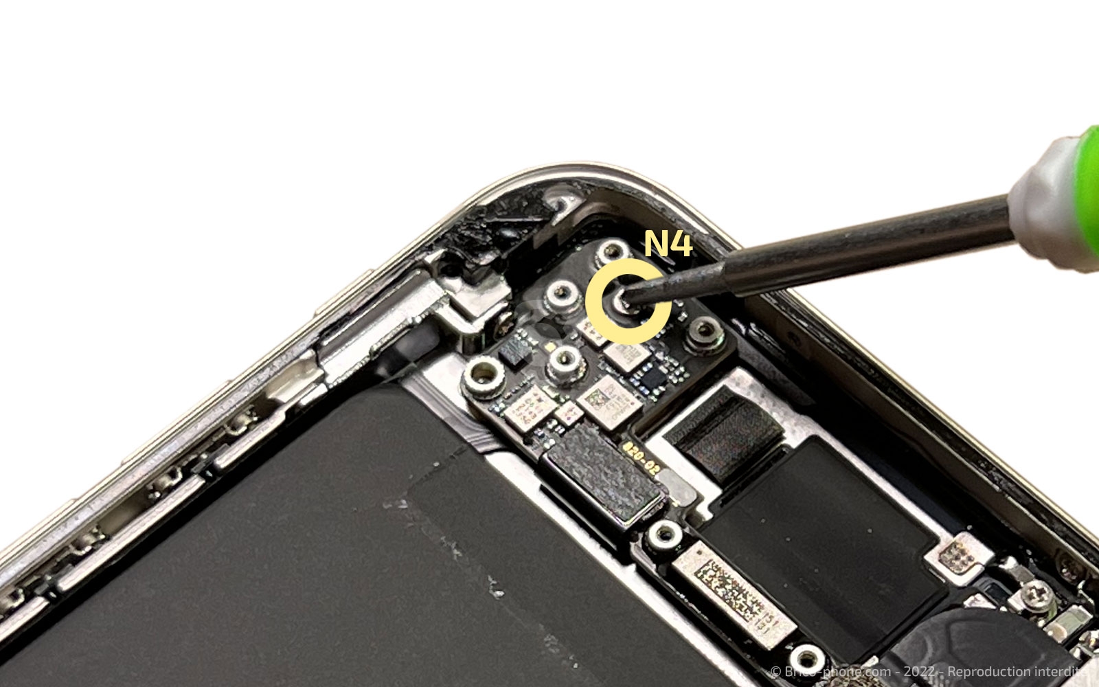 Remplacer le connecteur de charge  sur iPhone SE 2022 photo 4