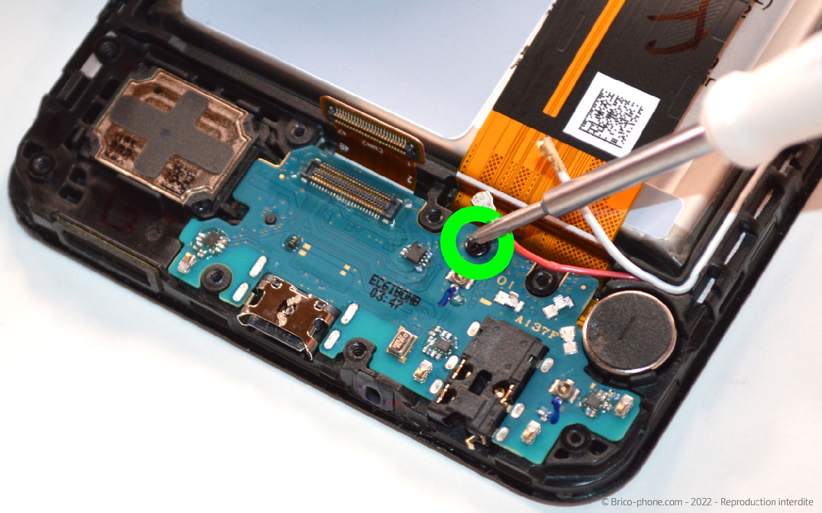 Comment remplacer le connecteur de charge sur Galaxy A13 photo 2