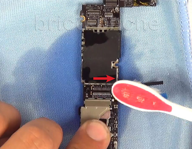 Désoxydation de la carte mère sur iPhone 4S photo 1