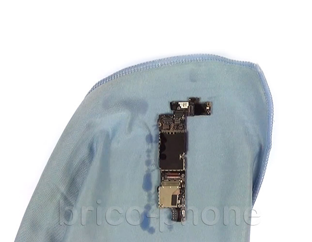 Désoxydation de la carte mère sur iPhone 4S photo 1