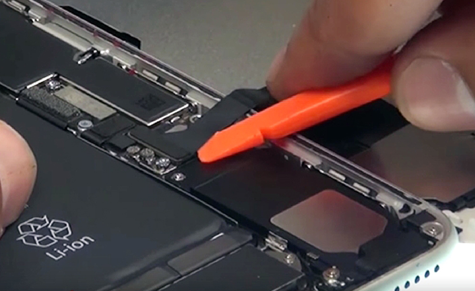 Changement d'écran complet pré-monté (châssis+vitre+LCD) sur iPhone 7 Plus photo 2