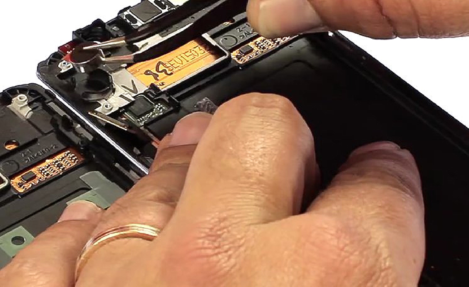 Changement d'écran (vitre+Amoled) sur Galaxy S6 Edge photo 1