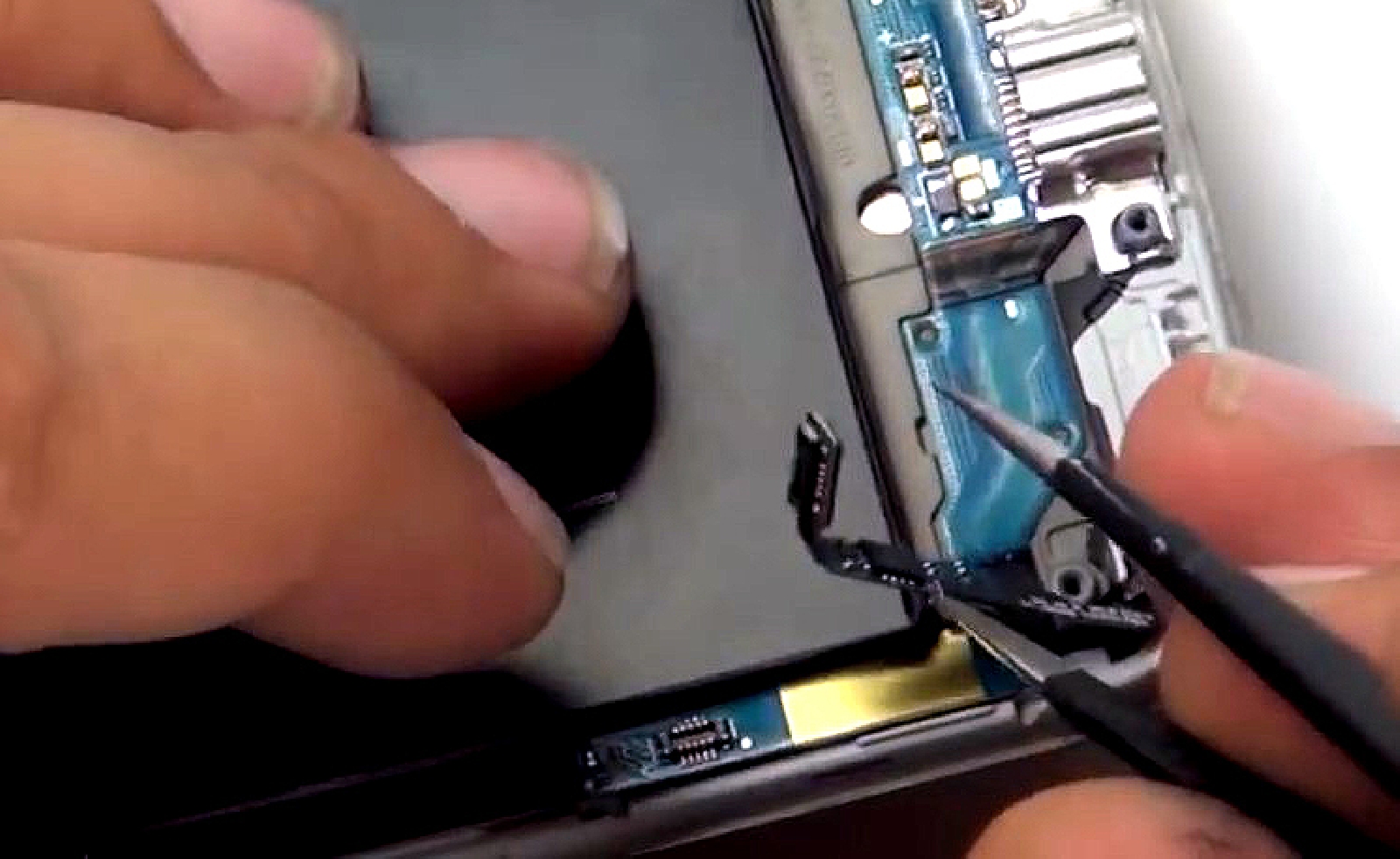 Changement d'écran (vitre+AMOLED) sur Galaxy S4 photo 1