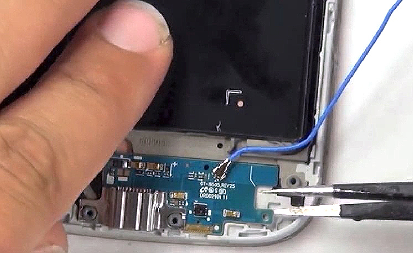 Changement d'écran (vitre+AMOLED) sur Galaxy S4 photo 2