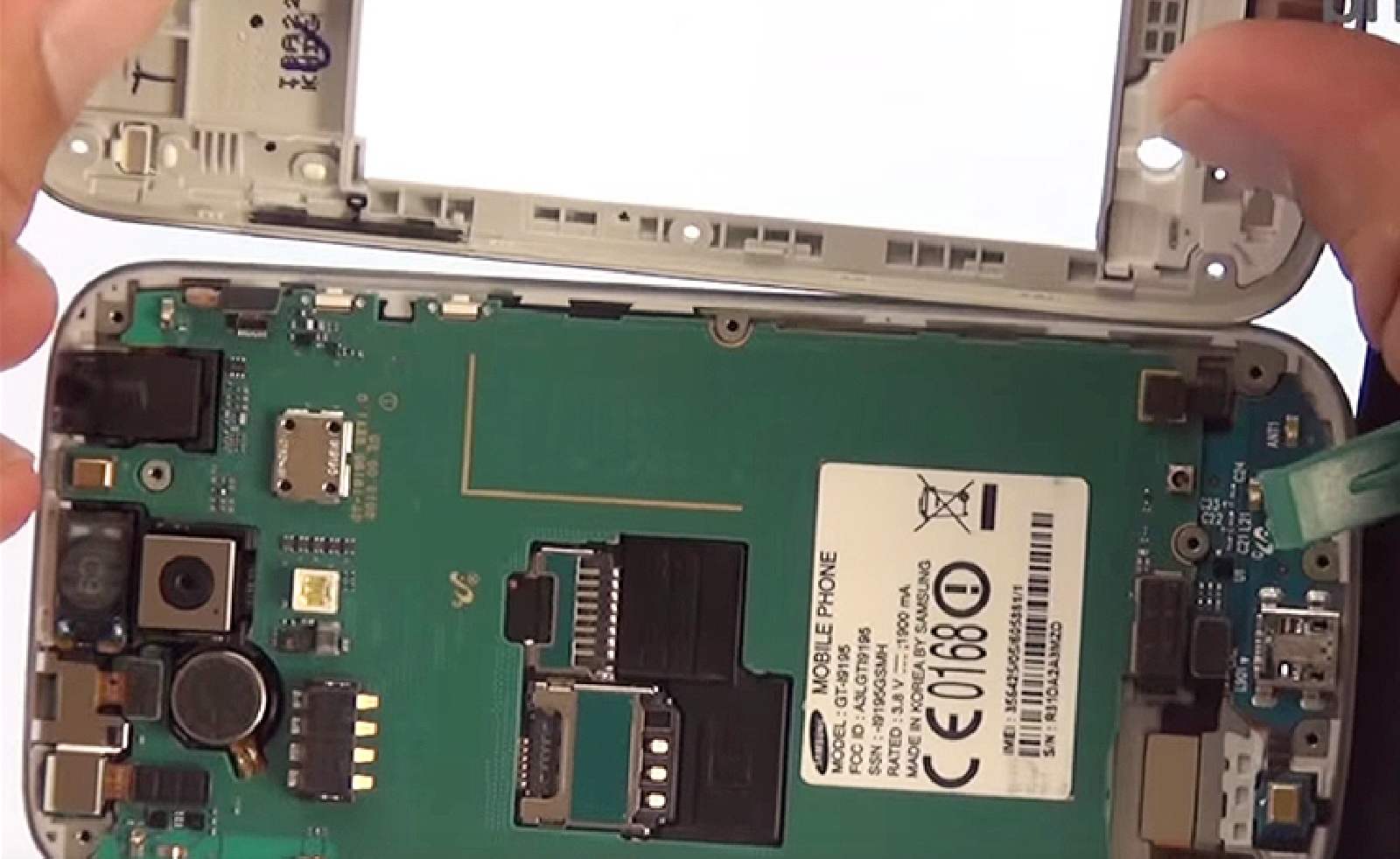 Changement d'écran (vitre+AMOLED) sur Galaxy S4 Mini photo 4