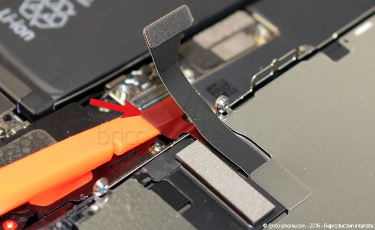 Changement d'écran complet pré-monté (châssis+vitre+LCD) en gardant l'étanchéité sur iPhone 7 photo 2