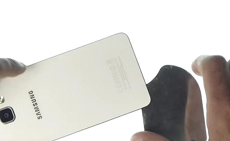 Changement de vitre arrière sur Galaxy A3 2016 photo 1