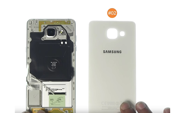 Changement de vitre arrière sur Galaxy A3 2016 photo 1