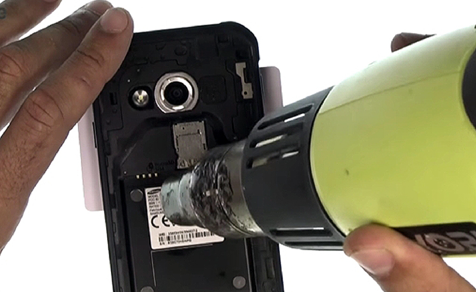 Changement d'écran (vitre+LCD) sur Galaxy Xcover 3 photo 1