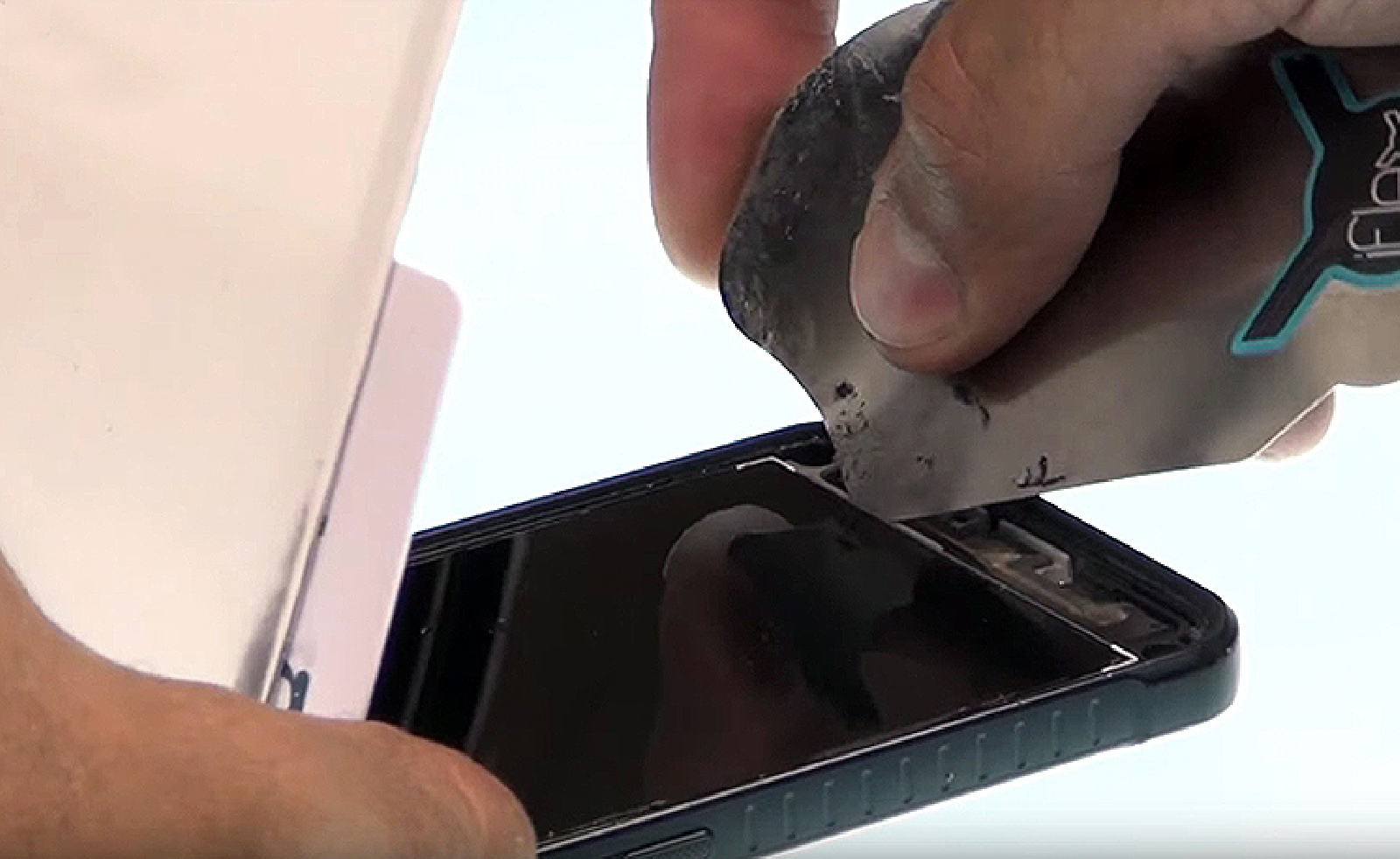 Changement d'écran (vitre+LCD) sur Galaxy Xcover 3 photo 1