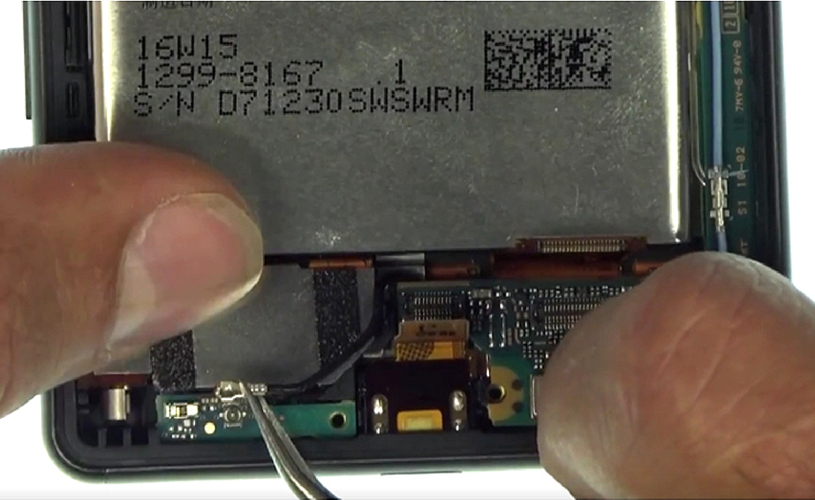 Changement d'écran (vitre+châssis+LCD) sur Xperia X - X Dual photo 1