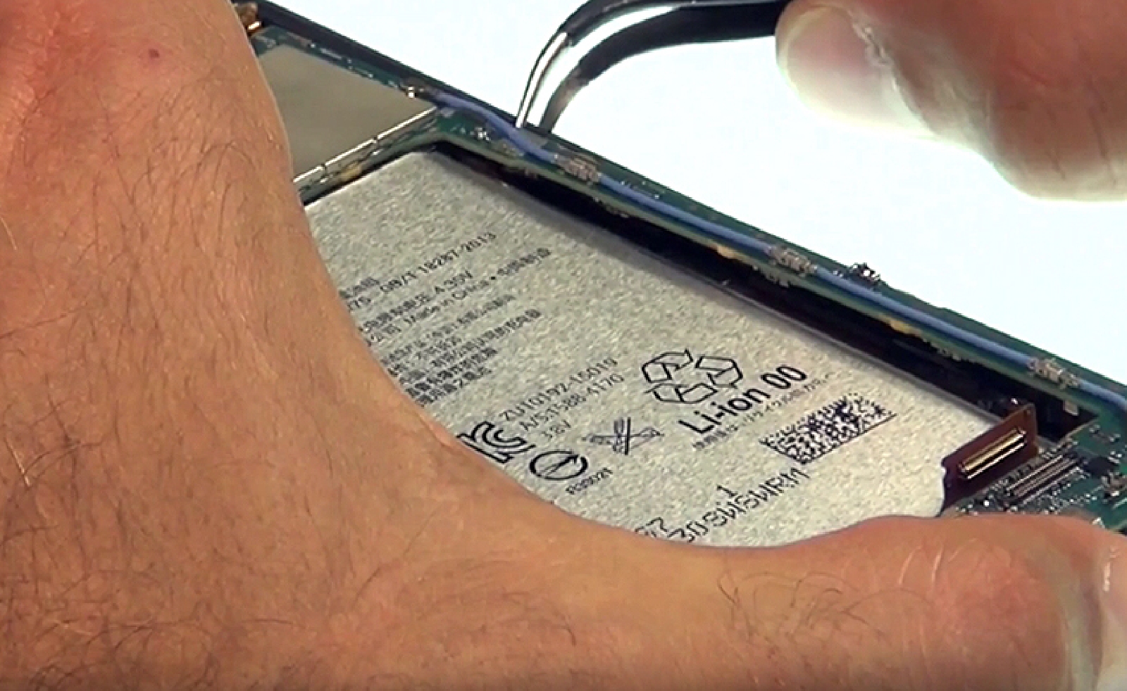 Changement d'écran (vitre+châssis+LCD) sur Xperia X - X Dual photo 2