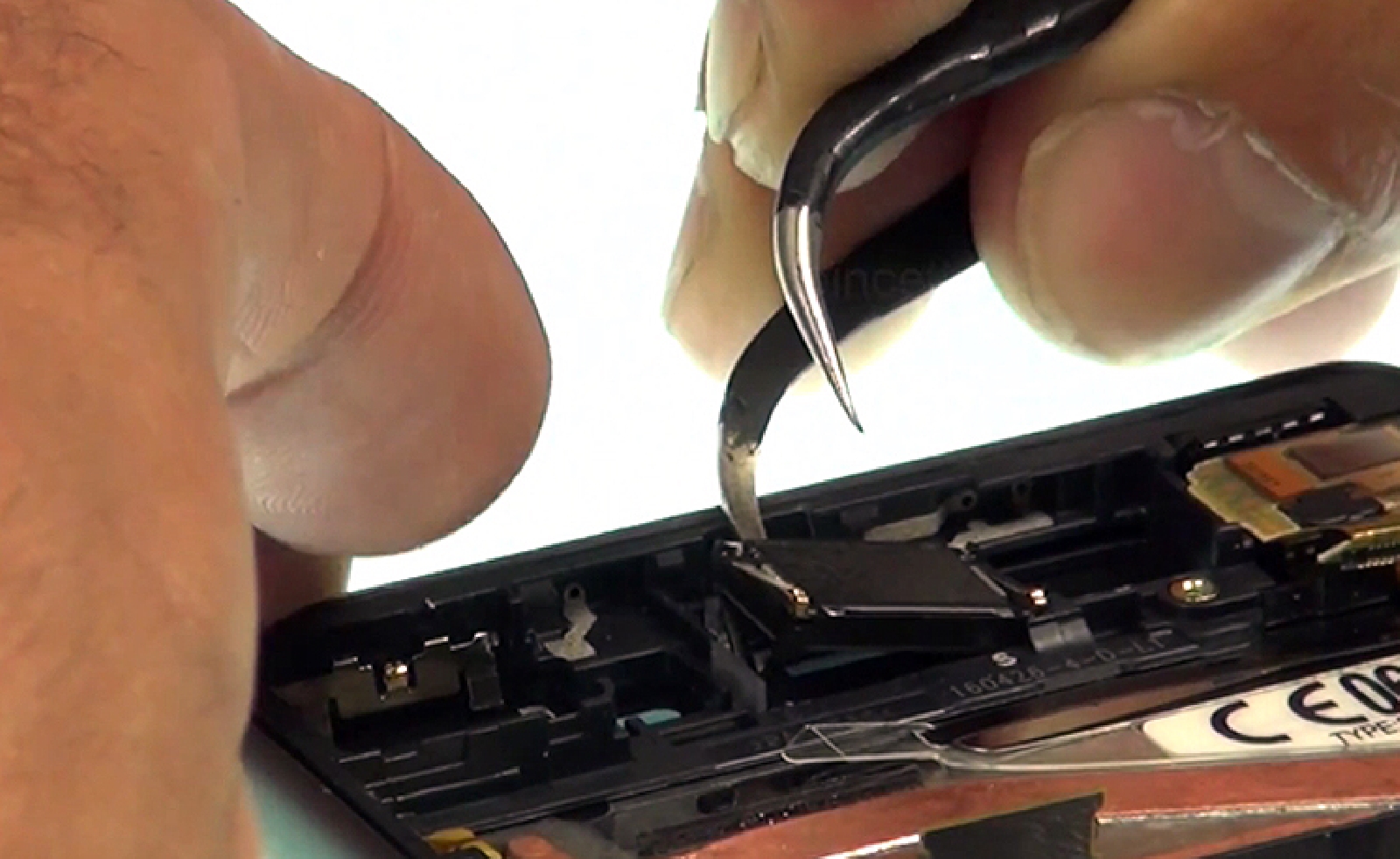 Changement d'écran (vitre+châssis+LCD) sur Xperia X - X Dual photo 1