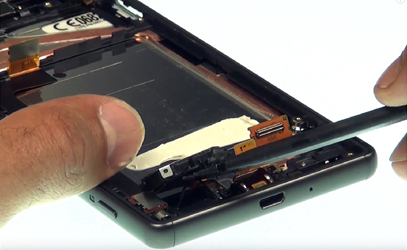 Changement d'écran (vitre+châssis+LCD) sur Xperia X - X Dual photo 1