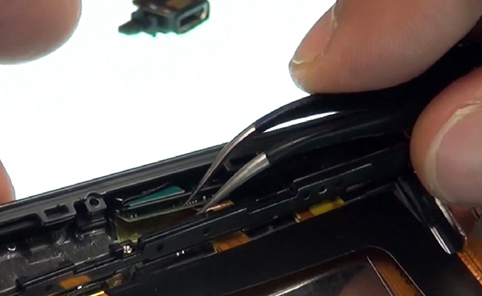 Changement d'écran (vitre+châssis+LCD) sur Xperia X - X Dual photo 2