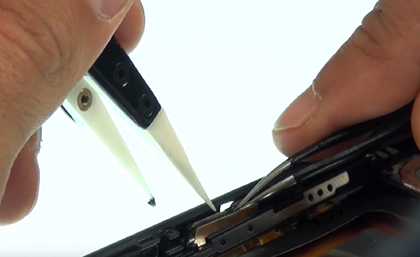 Changement d'écran (vitre+châssis+LCD) sur Xperia X - X Dual photo 3