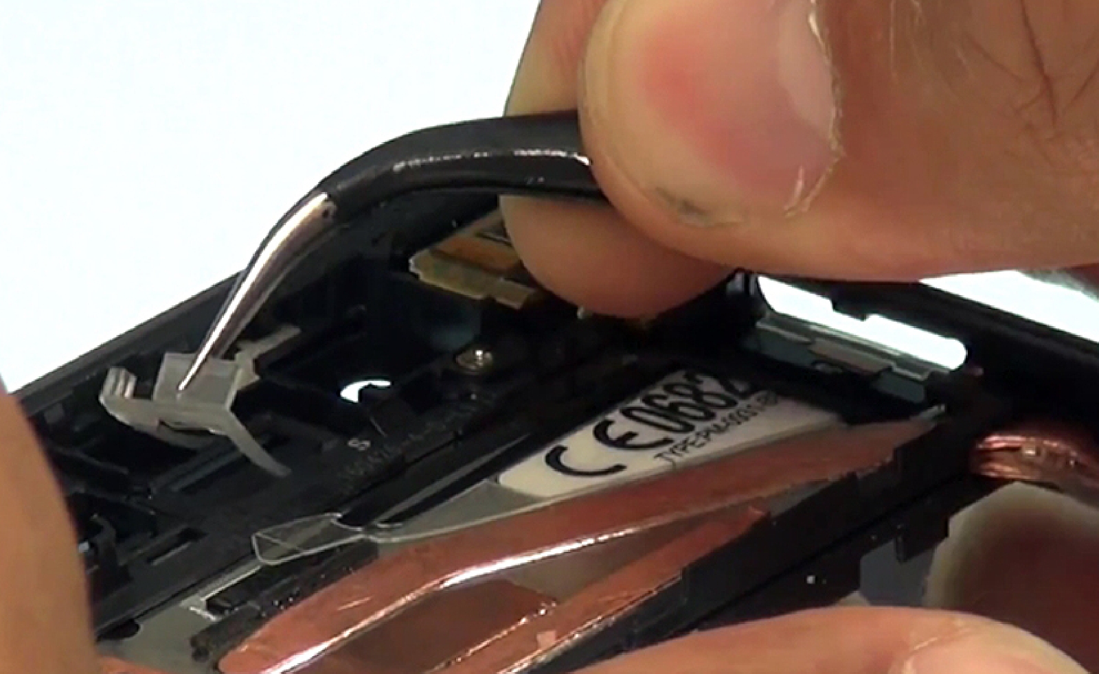 Changement d'écran (vitre+châssis+LCD) sur Xperia X - X Dual photo 3