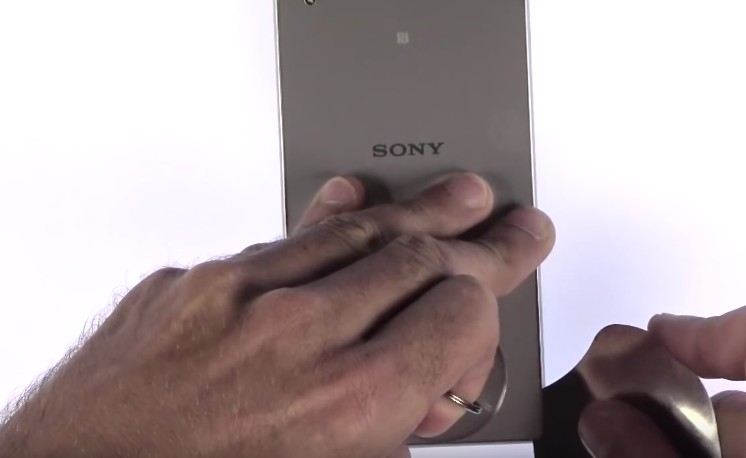 Changement d'écran (vitre+châssis+LCD) sur Xperia Z5 photo 1