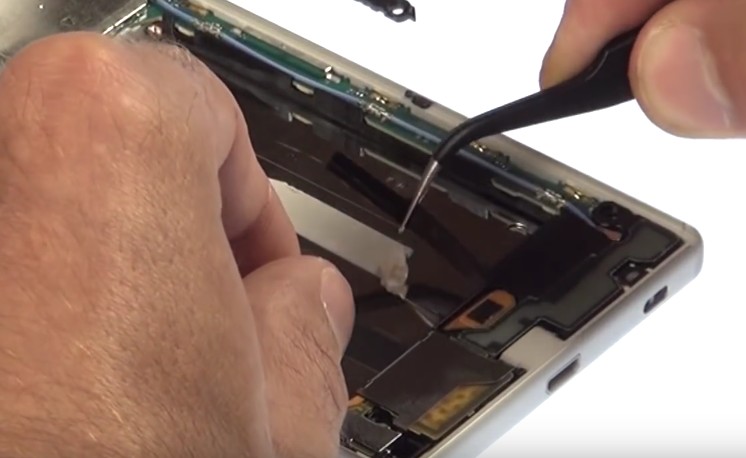 Changement d'écran (vitre+châssis+LCD) sur Xperia Z5 photo 1