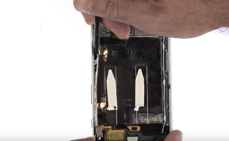Changement d'écran (vitre+châssis+LCD) sur Xperia Z5 photo 1