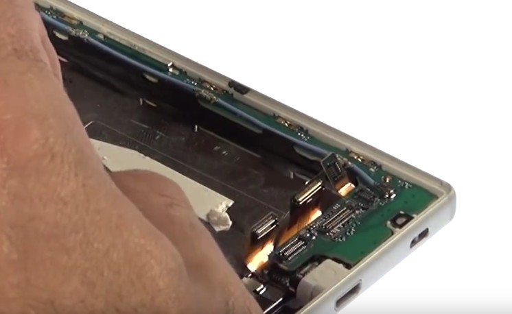 Changement d'écran (vitre+châssis+LCD) sur Xperia Z5 photo 1