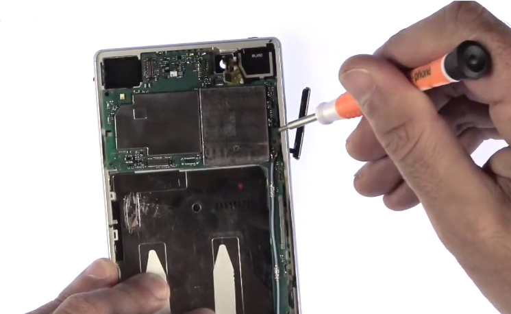 Changement d'écran (vitre+châssis+LCD) sur Xperia Z5 photo 1