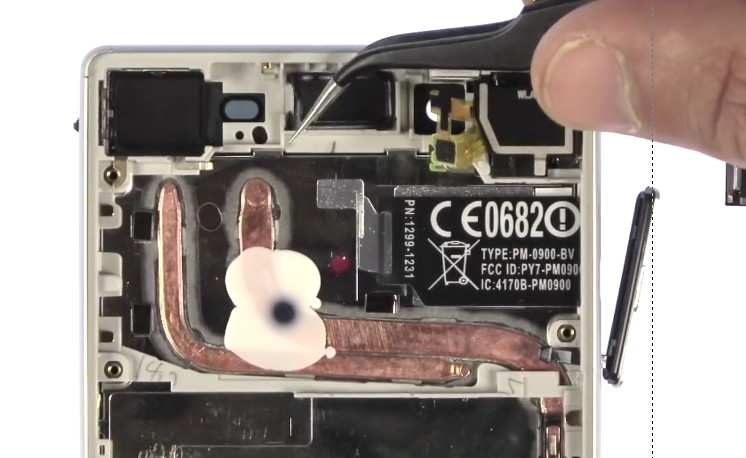 Changement d'écran (vitre+châssis+LCD) sur Xperia Z5 photo 1