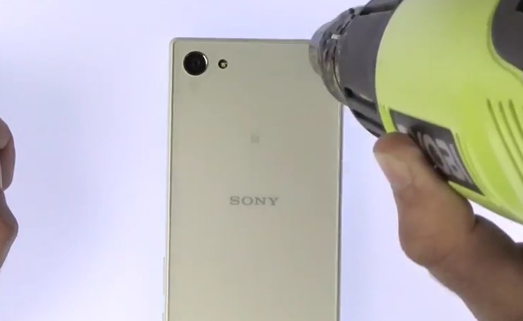 Changement d'écran (vitre+châssis+LCD) sur Xperia Z5 Compact photo 1