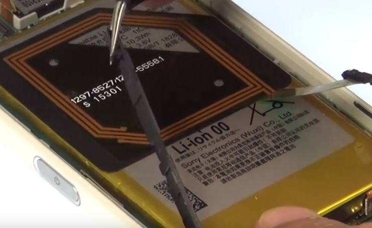 Changement d'écran (vitre+châssis+LCD) sur Xperia Z5 Compact photo 1