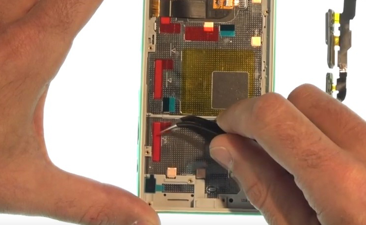 Changement d'écran (vitre+châssis+LCD) sur Xperia Z5 Compact photo 1