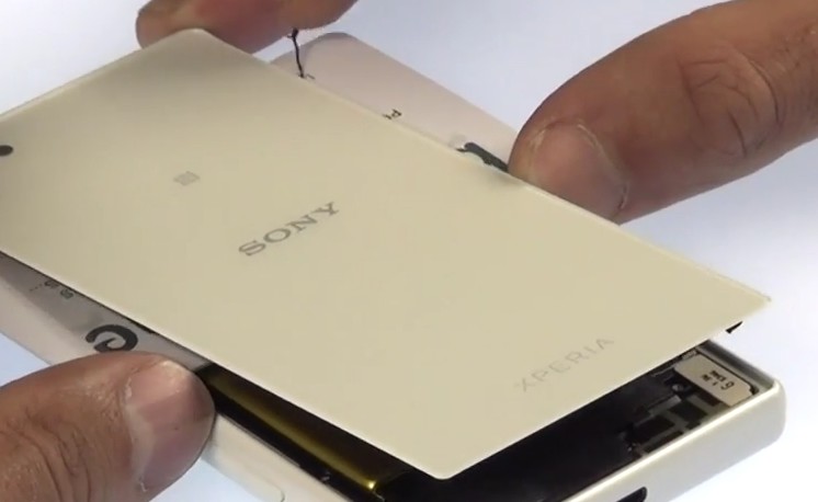 Changement de batterie sur Xperia Z5 Compact photo 1