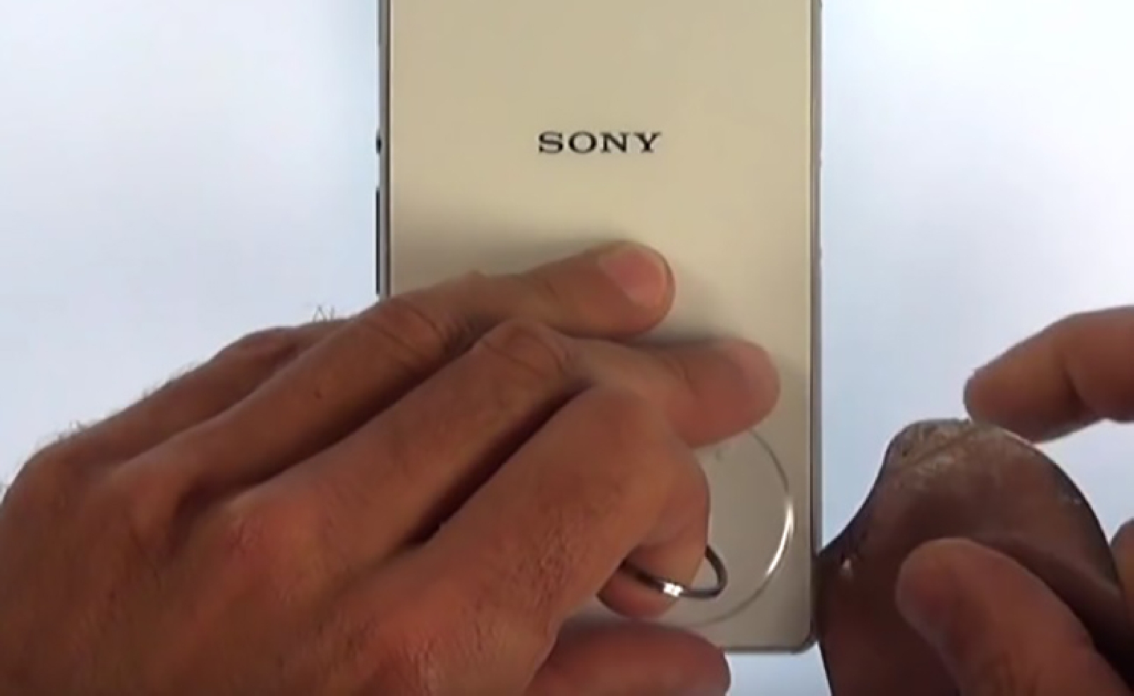 Changement de batterie sur Xperia Z3 photo 1