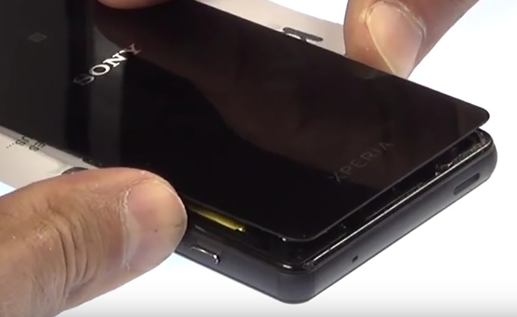 Changement d'écran (vitre+châssis+LCD) sur Xperia Z3 Compact photo 1
