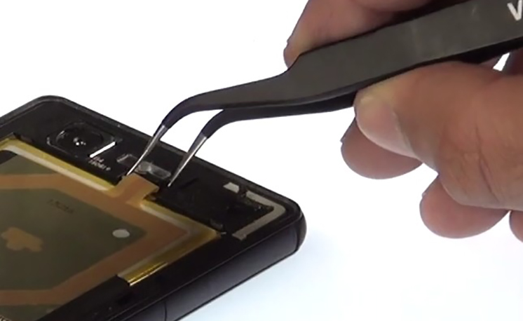 Changement d'écran (vitre+châssis+LCD) sur Xperia Z3 Compact photo 1