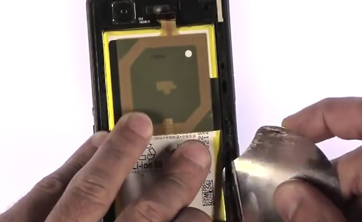 Changement d'écran (vitre+châssis+LCD) sur Xperia Z3 Compact photo 1