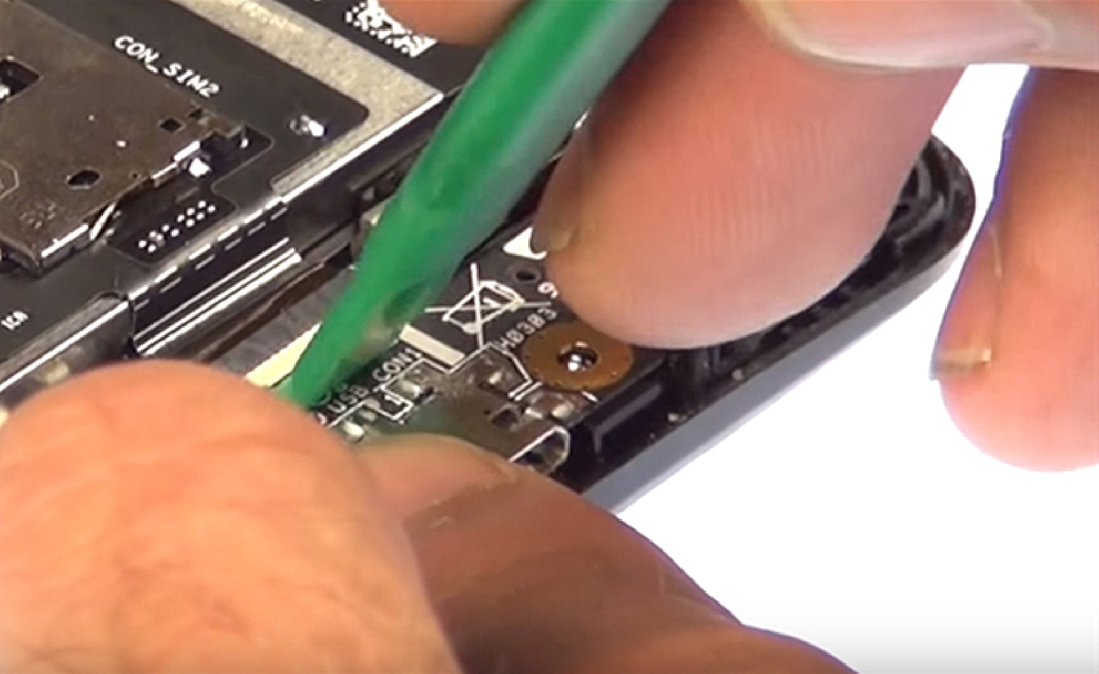 Changement d'écran (vitre+LCD) sur Zenfone 2 ZE550ML photo 2