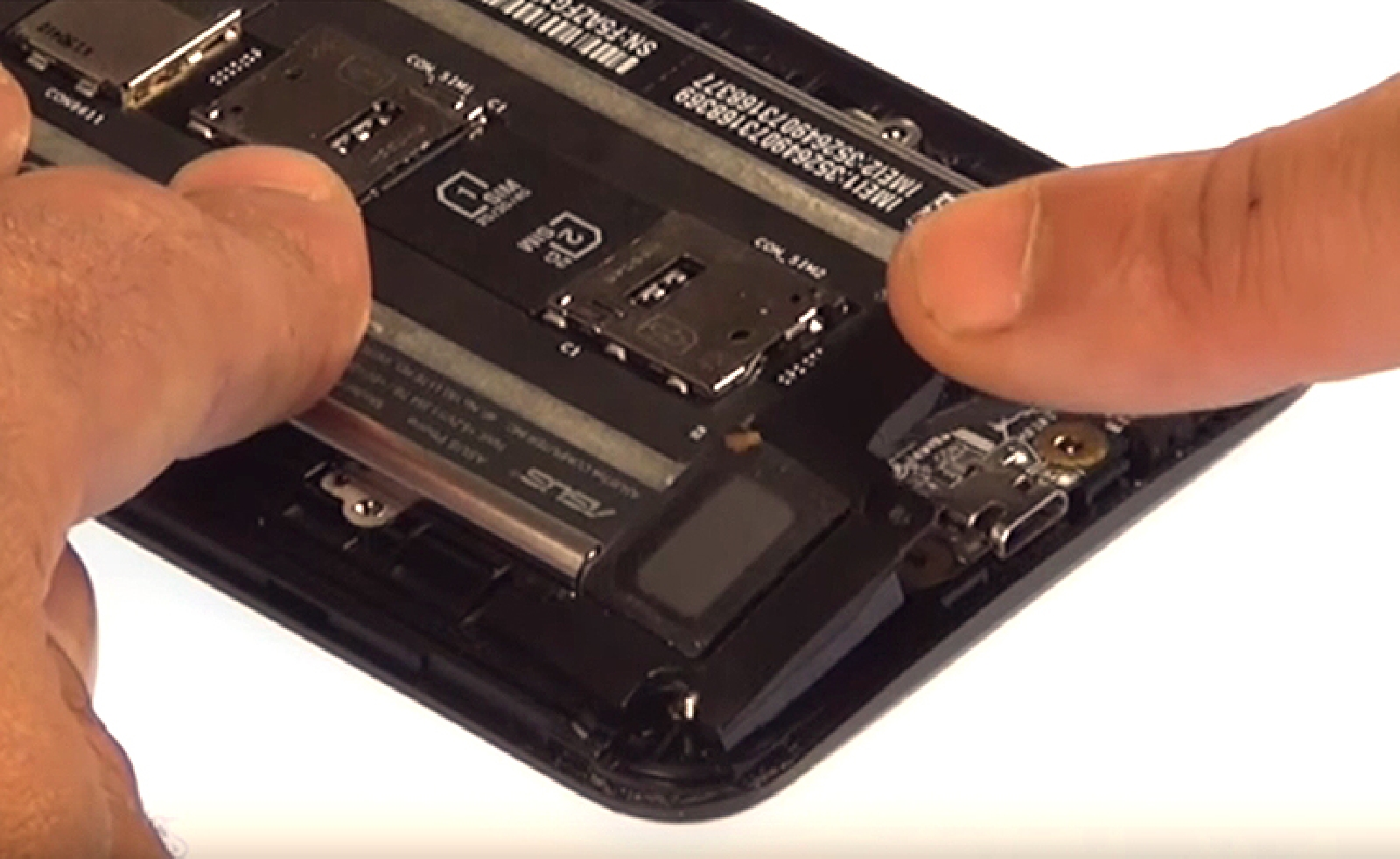 Changement de batterie sur Zenfone 2 ZE550ML photo 1