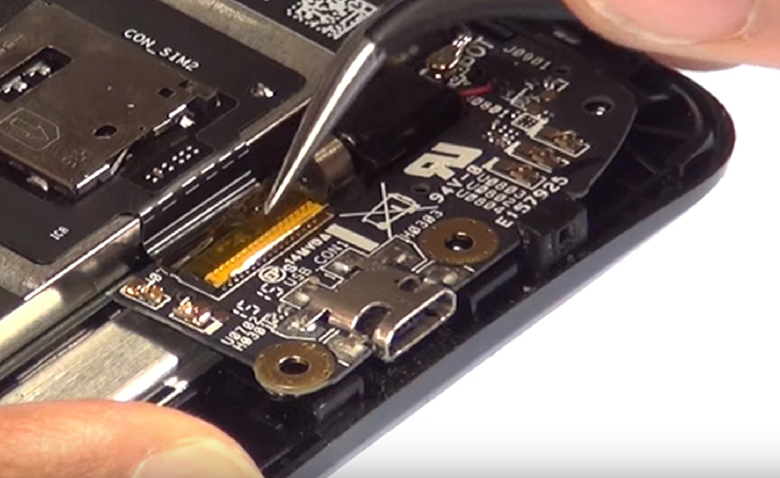 Changement du bloc d'écran (vitre+châssis+LCD) sur Zenfone 2 ZE551ML photo 1